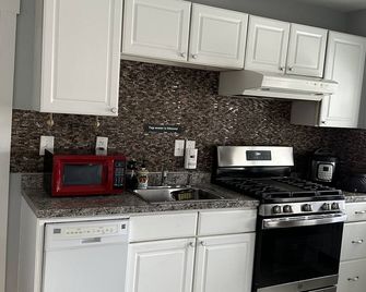 Large 4 Bedroom Apartments, 3rd Fl Brighton - Boston - Kitchen