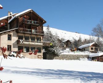 Hotel Le Chamois - Molines-en-Queyras - Gebäude