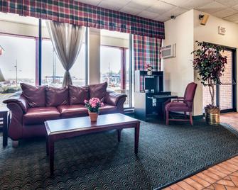 Econo Lodge Inn & Suites Conference Center - Dublin - Wohnzimmer