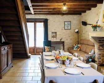 Gîte Prunier sleeps 8 with heated pool - Nemours - Eetruimte
