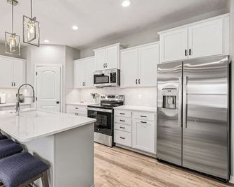 Exquisite Elkhorn Experience - Spacious 5-bedroom house - Elkhorn - Cocina