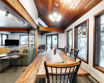 Spacious chalet with WiFi, private hot tub & solarium - dogs ok - Girdwood - Salle à manger