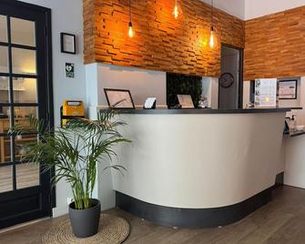 Hotel Bristol - Caen - Front desk