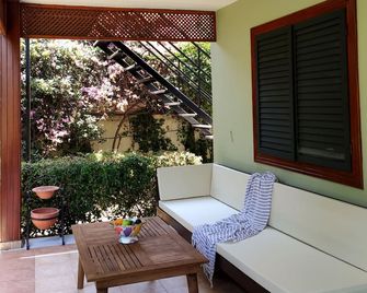 Pinea Hotel - Чіралі - Патіо