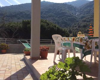 S. Andrea Yellow House Terrace - Marciana - Balcón