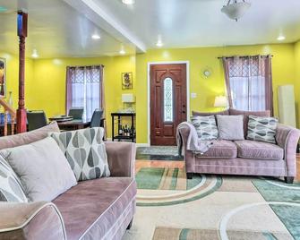 5 Mi to National Mall: Home in Washington DC - Washington D. C. - Sala de estar