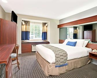 Microtel Inn & Suites by Wyndham Roseville/Detroit Area - Roseville - Bedroom