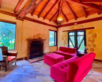 Hacienda San Juan de La Vega, a B&B experience if you choose! Just ask! - Otavalo - Living room