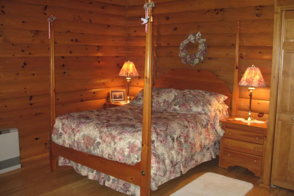 Beautiful log sided, on Owasco Lake w/ private beach, entrance and parking. - اوبورن (نيويورك) - غرفة نوم