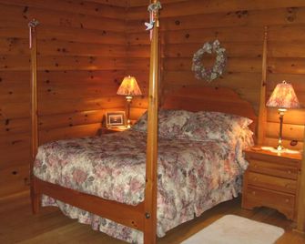 Beautiful log sided, on Owasco Lake w/ private beach, entrance and parking. - اوبورن (نيويورك) - غرفة نوم