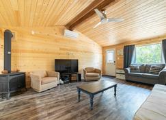 Sandy Hooked ? 2Bed1Bath Remodelled Pine Cottage - Gimli - Sala de estar