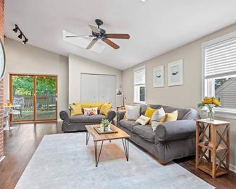 Historic & Spacious Oasis ~ 5 Location, Backyard - North Wales - Living room