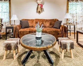 The Nook Lodge - cabin with hot tub at Shawnee and Camelback Mtn - East Stroudsburg - Living room