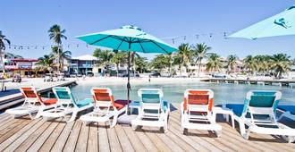Sandbar Beachfront Hostel & Restaurant - San Pedro Town - Βεράντα