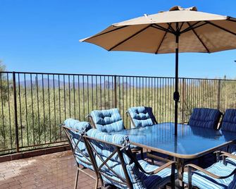 Relax with Sonoran Nature Preserve views plus bike trails & several golf courses - Marana - Balkón