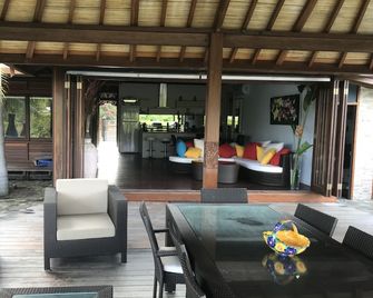 Spacious Balinese Style House Situated Right At The Water Front - Païta