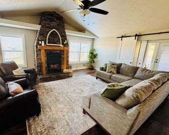Awesome 6-bedroom house with rec room, fully equipped kitchen, Near Lava - McCammon - Sala de estar