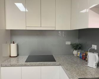 Big house 6 bedrooms , free parking - Fairfield - Kitchen