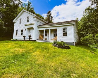 Rustic 1850 Farmhouse and Gardens on 5 acres! - Summit - Edificio