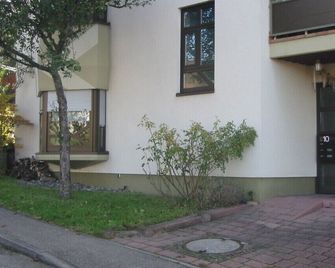 Proximity to the gold city of Pforzheim + Karlsruhe. The apartment with a view of the vineyard - Birkenfeld - Edificio