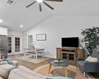 Our cozy, fully remodeled 'Treehouse'! - Shreveport - Living room