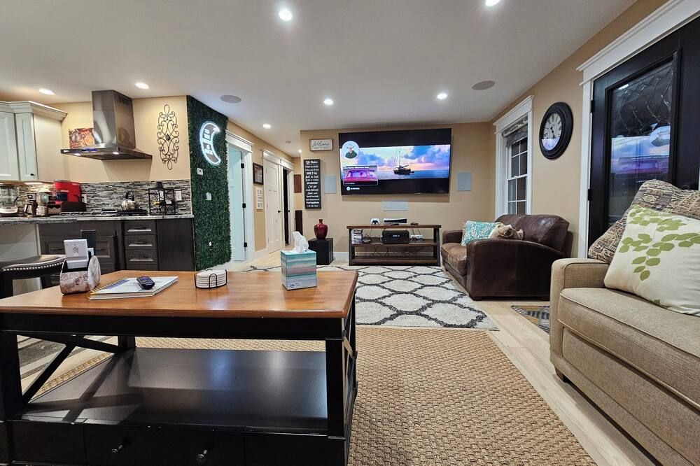 Perfect 3-bedroom, 2-Bath house in Sanford with WiFi Near 3- Coastal Beaches! - Sanford - Sala de estar