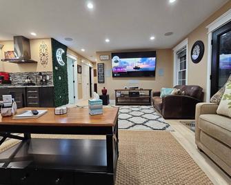 Perfect 3-bedroom, 2-Bath house in Sanford with WiFi Near 3- Coastal Beaches! - Sanford - Sala de estar