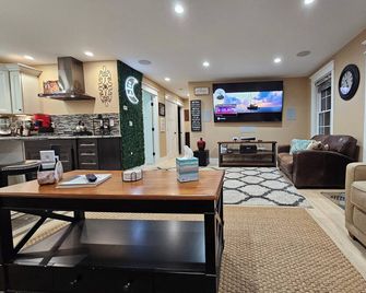 Perfect 3-bedroom, 2-Bath house in Sanford with WiFi Near 3- Coastal Beaches! - Sanford - Sala de estar