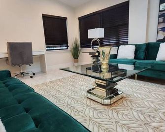 The Villa Orlando College Park Sleeps16 - Monthly Stays - Orlando - Living room