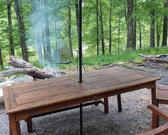 Hilltop Hideaway for family fun - Eddyville - Patio