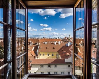 Golden Well - פראג - מרפסת