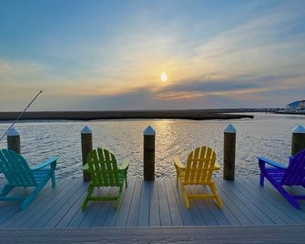 Views Galore! Pet Friendly, Waterfront, Sunsets, under 10 minutes to LBI beaches - Manahawkin - Balcony