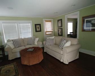 Historical Downtown Home - Beaufort - Living room