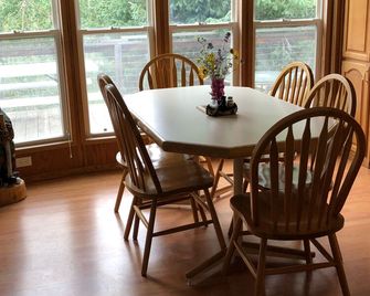 Escape to Black Bear Hollow~Secluded in a Beautiful Aspen Grove & Dog Friendly! - Red Feather Lakes - Dining room