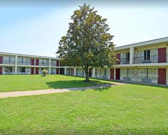 Americas Best Value Inn Wilson - 1 King Bed Non-Smoking - Wilson - Budova