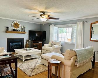 Steel Magnolias Cozy Main Home in Amelia County - Amelia Court House - Sala de estar