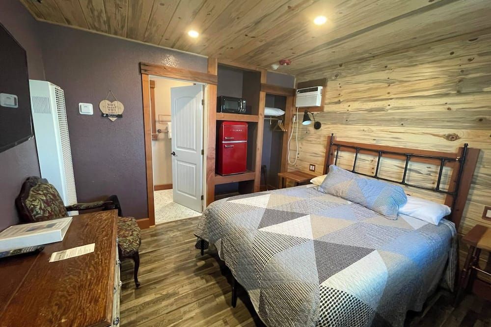 Bedroom view of Sugarloaf Mountain Motel