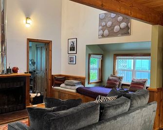 Spacious Riverfront Cabin, Eco-Friendly, Fireplace, Dogs welcome. Summer Pool. - Yachats - Sala de estar