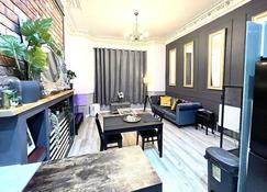 Beautiful centrally located 1 and 2 bed apartments on Liverpools Boulevard - Liverpool - Restaurant