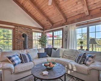 Lovettsville Cottage in Heart of Wine Country - Lovettsville - Living room