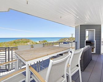 Ocean Oasis Beach House with Pool - Yanchep - Balcón