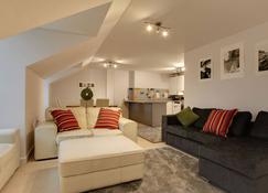 Bookeduk - Penthouse 3 Bedroom Apartment - Bishop's Stortford - Sala