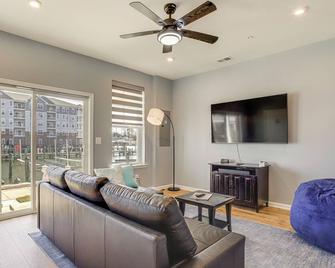 Walk to Dtwn: Waterfront Eastern Shore Townhome! - Cambridge - Living room