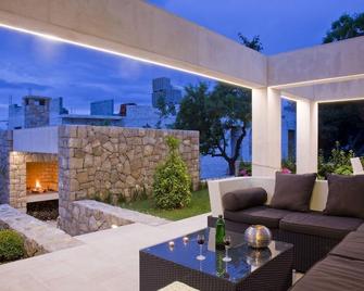 Hotel Villa Amorena - Бол - Патіо