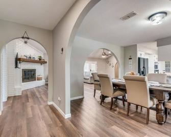 Farmhouse With Amazing Pool at Wester Hills Temple - Temple - Comedor