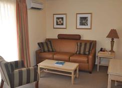 Rosemont Guest Suites - Pembroke - Living room
