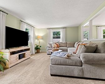 Beautiful & Relaxing Nashua Home - Minutes from Downtown - Nashua - Living room