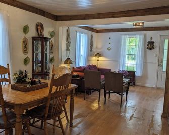 Cozy Country Home near cornwall, 3 Bedroom, 1.5 Bath, Full Kitchen, huge Parking - Cornwall - Jídelna