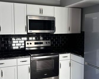 Plymouth Suites - Plymouth - Kitchen