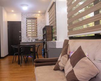 Feel at home in this bungalow w/ hi-speed internet - Coron - Wohnzimmer